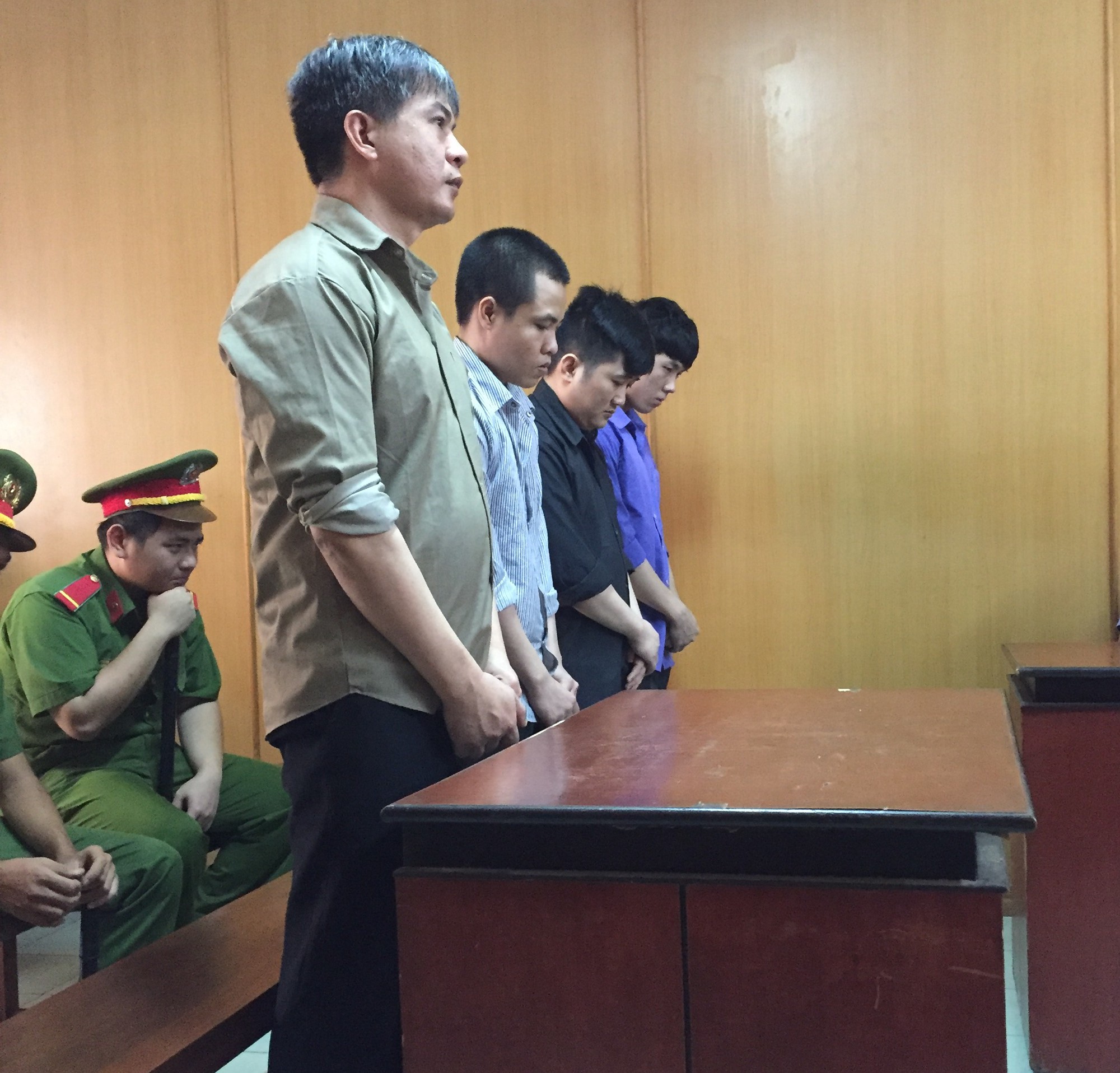 Thấy dễ ăn nên rủ nhau "hốt" muỗng của công ty