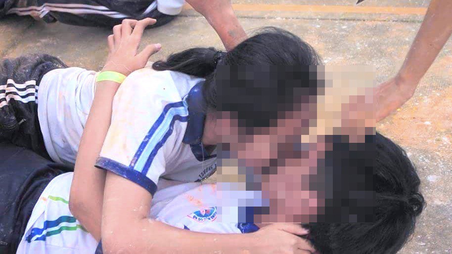 Sốc trước clip học sinh lớp 10 chơi trò chơi mẫn cảm - Ảnh 2. Sốc trước clip học trò lớp 10 chơi trò chơi mẫn cảm - Ảnh 2.