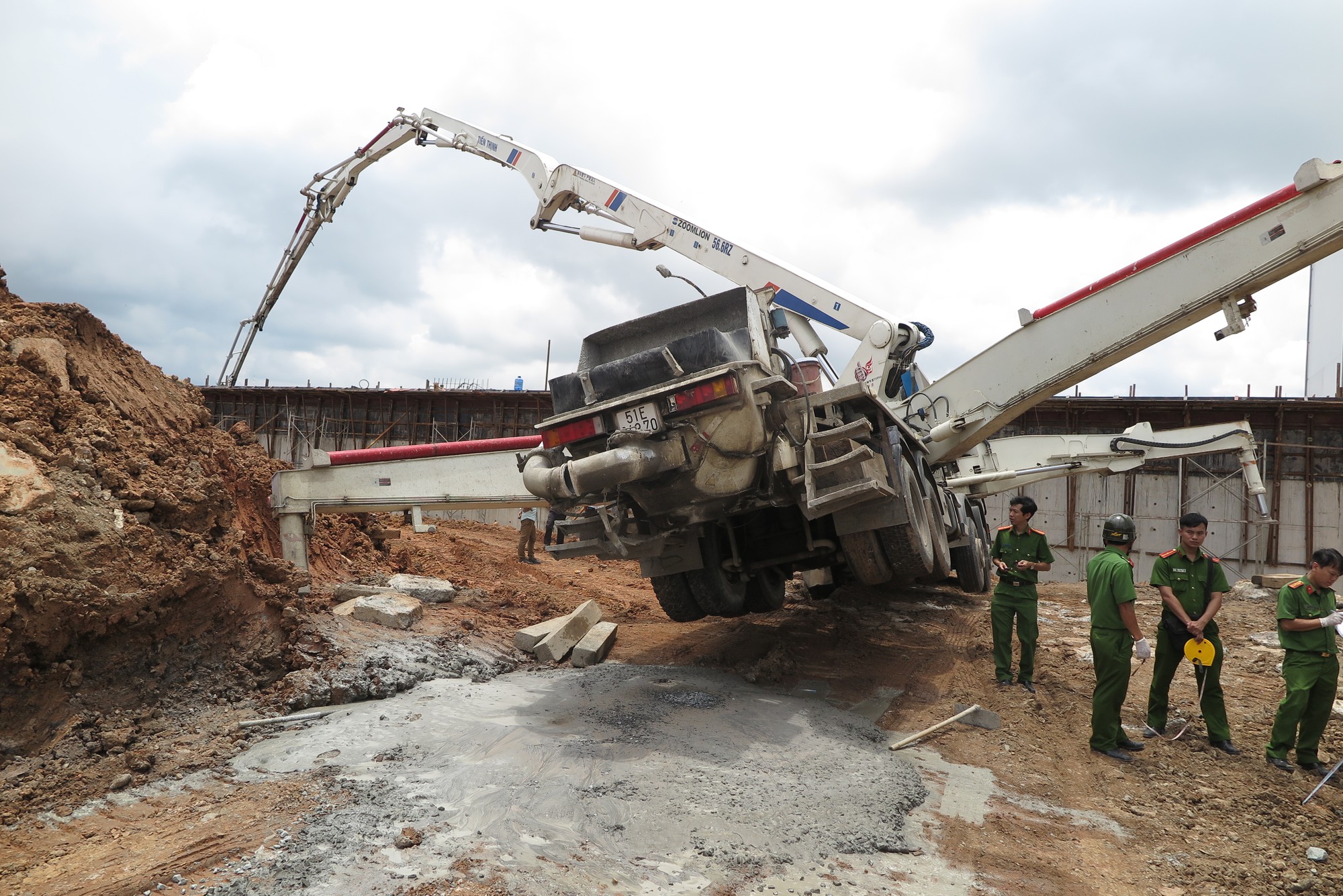 Cần bơm bê tông làm 2 công nhân chết tức tưởi