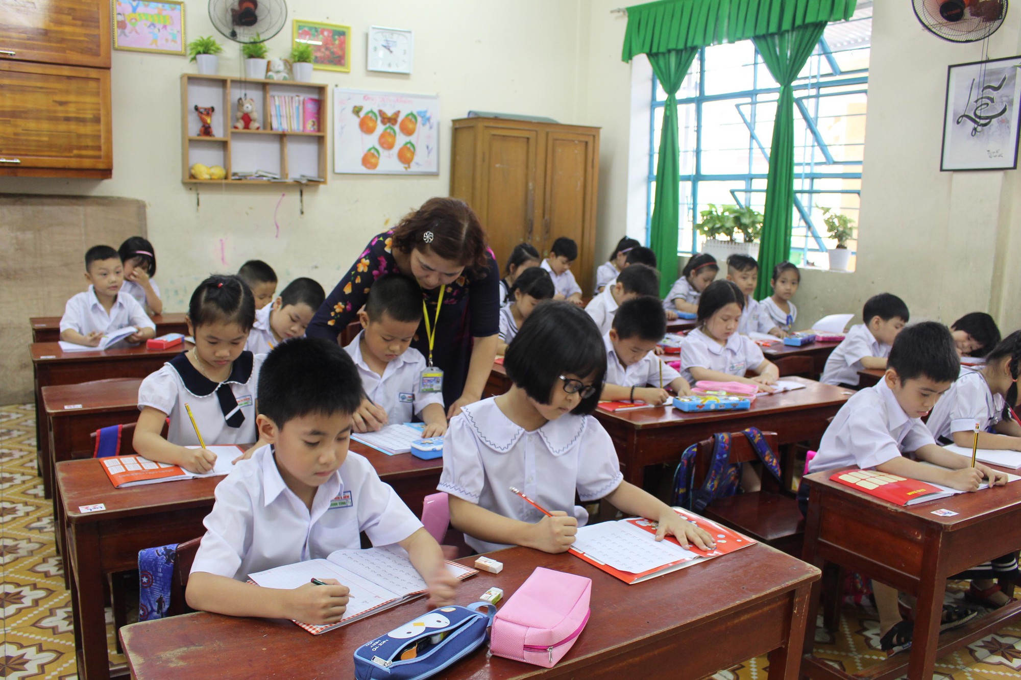 Chật vật lấp chỗ trống thầy giáo - Ảnh 1. Chật vật lấp chỗ trống thầy giáo - Ảnh 1.