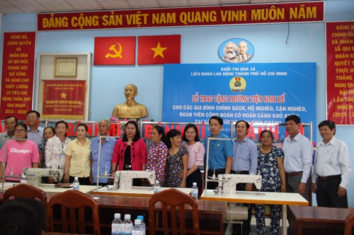 Trao phương tiện sinh kế cho người nghèo - Ảnh 1. Trao phương tiện sinh kế cho người nghèo - Ảnh 1.