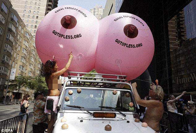 Phụ nữ khắp thế giới ngực trần tuần hành đòi quyền thả rông - Ảnh 4.