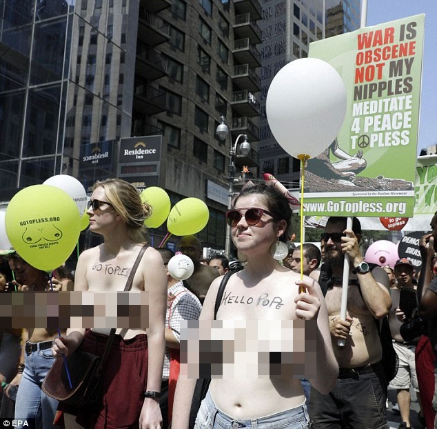 Phụ nữ khắp thế giới ngực trần tuần hành đòi quyền thả rông - Ảnh 7.