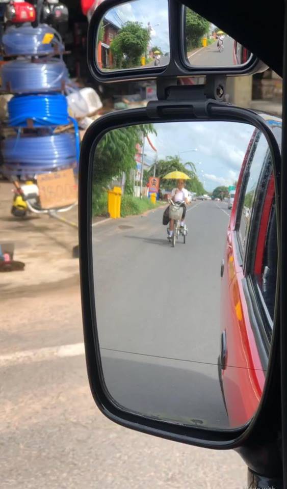 Cụ bà 84 tuổi bận đồng phục đạp xe đi thi lớp 6 - Ảnh 3. Cụ bà 84 tuổi bận đồng phục đạp xe đi thi lớp 6 - Ảnh 3.