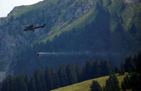 Thụy Sĩ điều trực thăng quân sự chuyển nước cho bò uống - Ảnh 2.