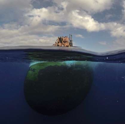 Choáng ngợp cảnh thủy thủ Mỹ bơi cạnh tàu ngầm hạt nhân - Ảnh 3.