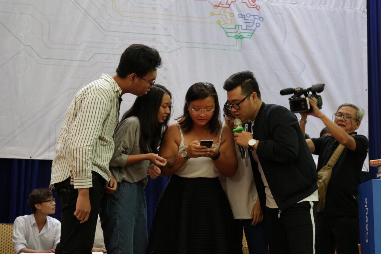 Sinh viên phấn khởi giao lưu với chuyên gia Google - Ảnh 3. Sinh viên phấn khởi giao lưu với chuyên gia Google - Ảnh 3.