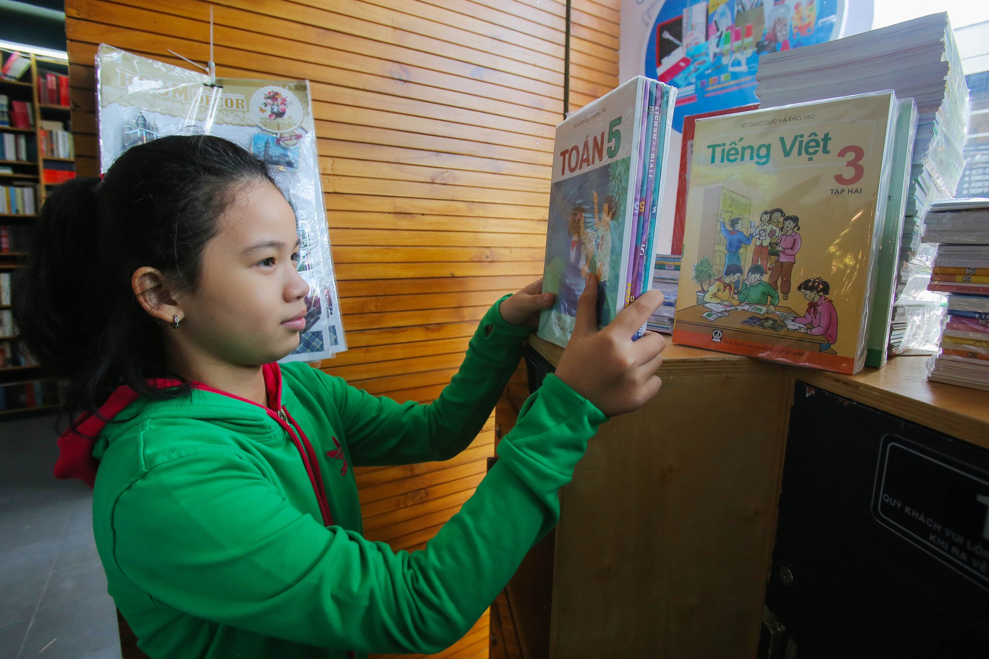 Tận thu sách giáo khoa: Chương trình giải tán vẫn bán sách - Ảnh 1. Tận thu sách giáo khoa: Chương trình vỡ nợ vẫn bán sách - Ảnh 1.