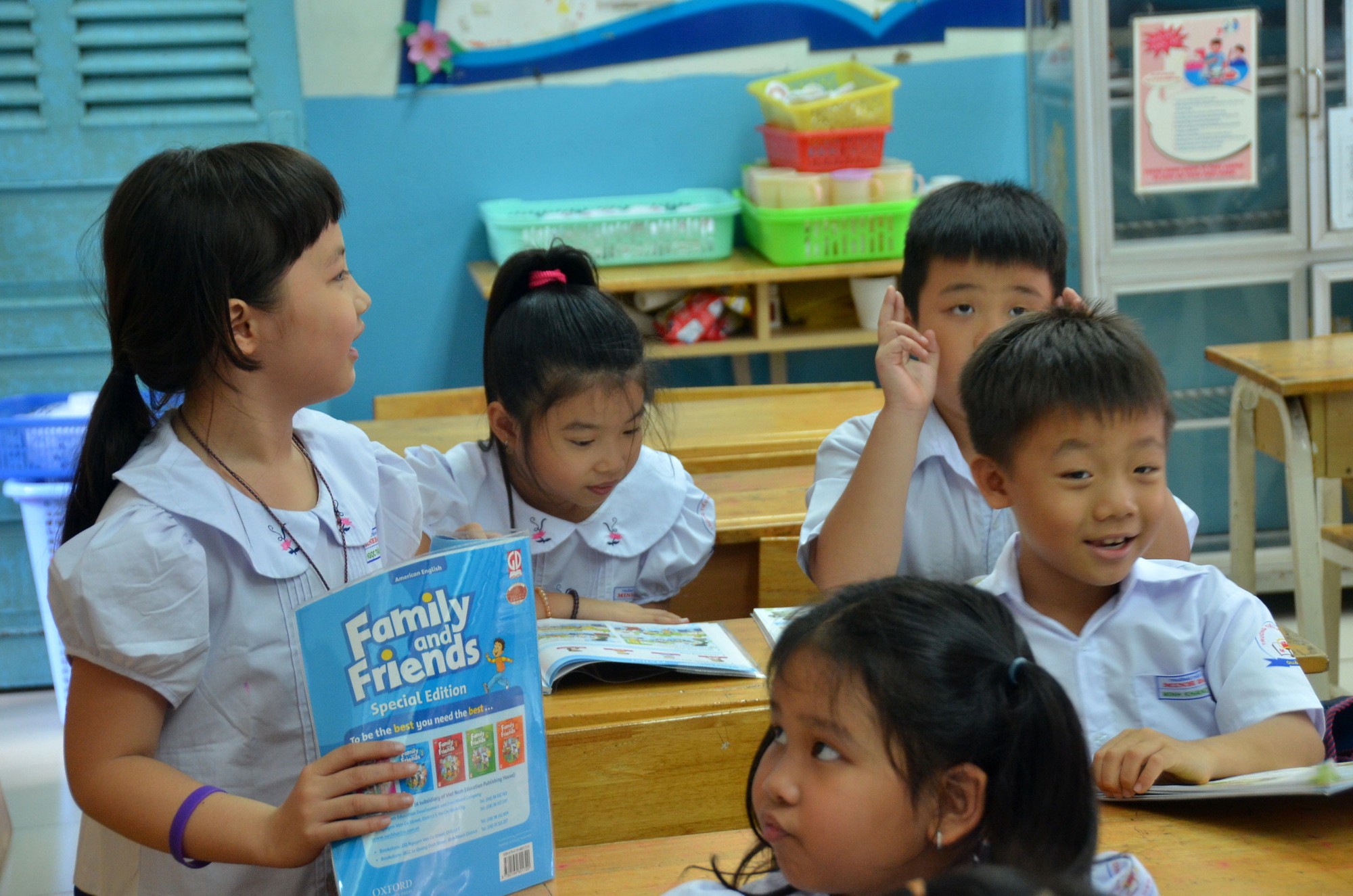 Lãng phí hàng ngàn tỉ đồng vì sách giáo khoa - Ảnh 1. Lãng phí hàng ngàn tỉ đồng vì sách giáo khoa - Ảnh 1.