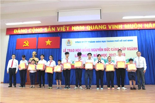 Trao 191 suất học bổng Nguyễn Đức Cảnh cho học sinh - Ảnh 1.
