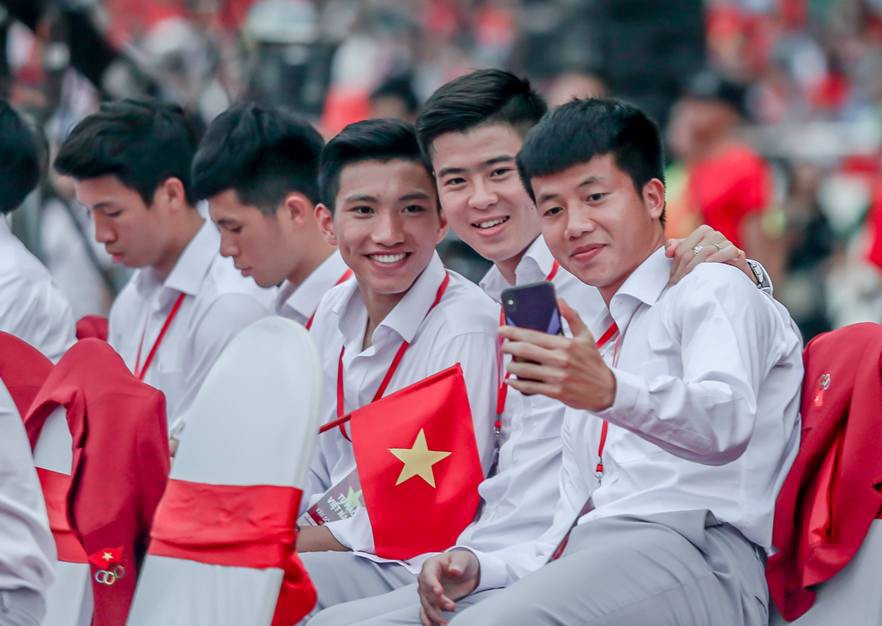 Cảm xúc rực rỡ cùng tuyển thủ Olympic Việt Nam sẽ đến với bạn khi xem bức ảnh này. Những hình ảnh về những chàng trai tinh nghịch, đầy nhiệt huyết cùng sân cỏ sẽ khiến bạn không thể rời mắt.
