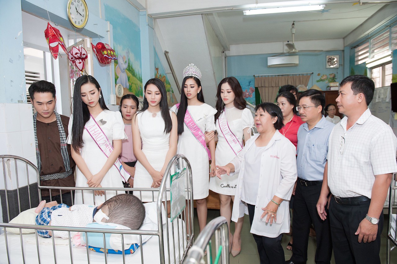 Chuyến từ thiện đầu tiên của tân hoa hậu Trần Tiểu Vy