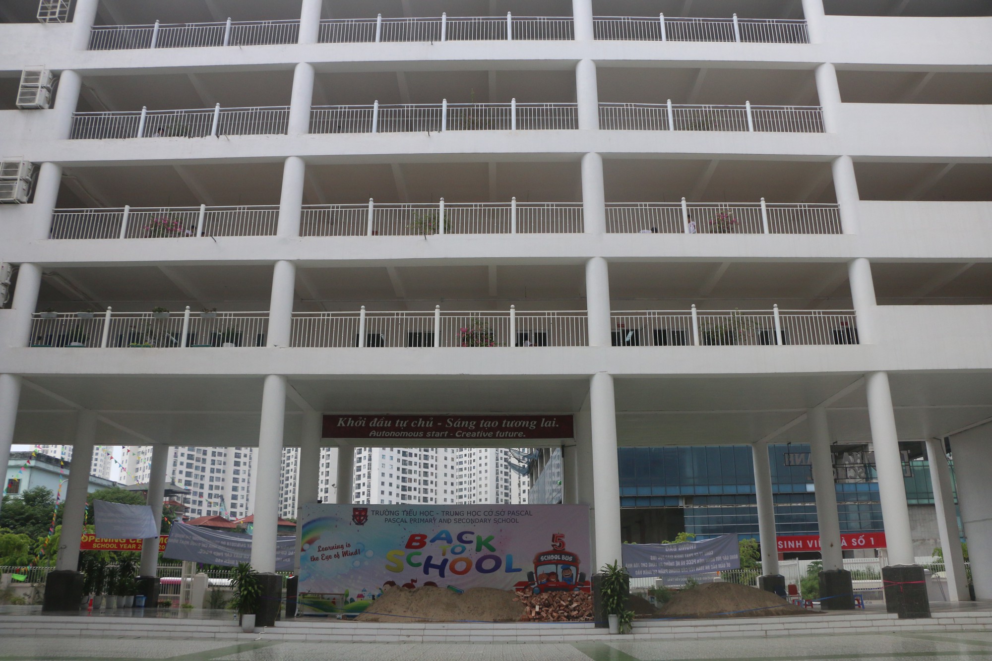 Hà Nội: Sân trường bị đổ đầy cát, gạch, 1.150 học sinh mất chỗ khai trường - Ảnh 4. Hà Nội: Sân trường bị đổ đầy cát, gạch, 1.150 học trò mất chỗ khai trường - Ảnh 4.