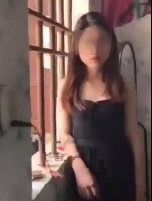 Xôn xao video clip cô gái bị quý khách trai là công an còng tay vào cửa sổ - Ảnh 1.