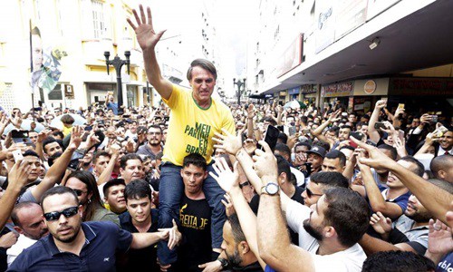 Ứng viên tổng thống Brazil bị đâm suýt chết khi đang vận động tranh cử - Ảnh 1.
