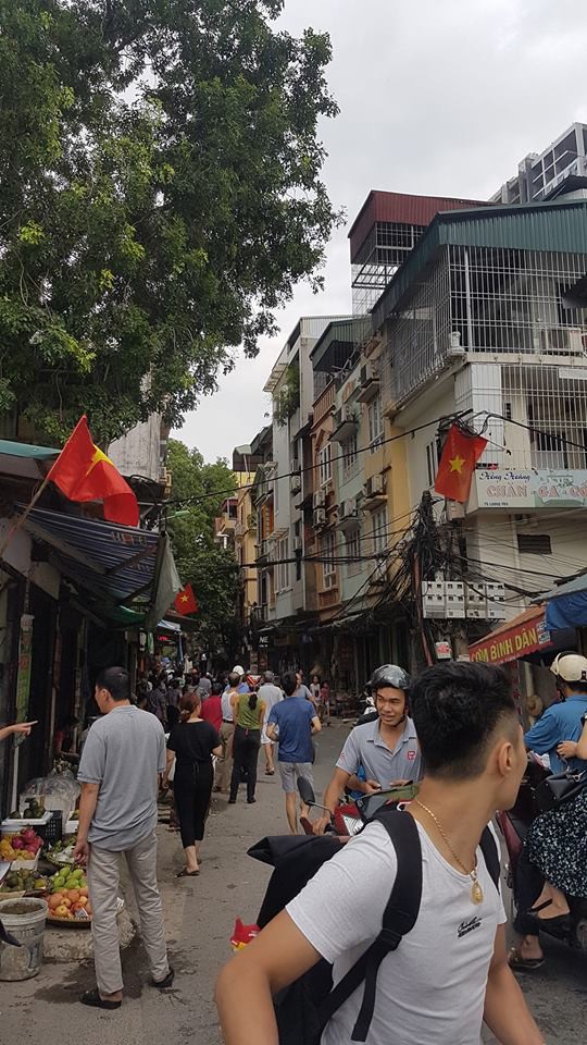 Hà Nội: Người dân nhà cao tầng chạy xuống các con phố vì động đất - Ảnh 5.