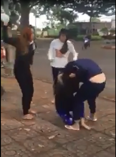 2 nhóm thiếu nữ dùng nón bảo hiểm lao vào đánh nhau - Ảnh 2.