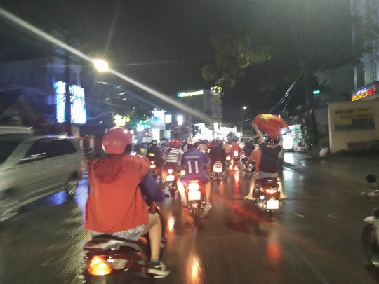 Clip người dân Tây Đô, Phú Quốc reo hò trong niềm vui chiến thắng của U23 Việt Nam - Ảnh 14.