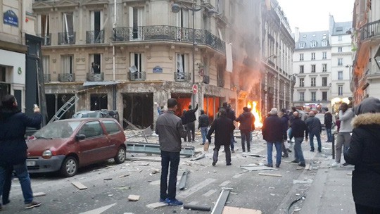 Bộ Ngoại giao khuyến cáo người Việt tại Pháp sau vụ nổ ở Paris - Ảnh 1.