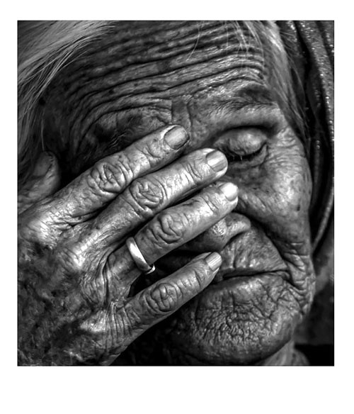 Mẹ già khóc: Mẹ già sẽ luôn là người mà con yêu quý nhất. Và bức ảnh của chúng tôi sẽ cho bạn thấy tình cảm đó đang bị đau đớn bởi nước mắt của mẹ già. Hãy đón xem hình ảnh đầy cảm xúc này để hiểu thêm về tình mẫu tử và giá trị gia đình.