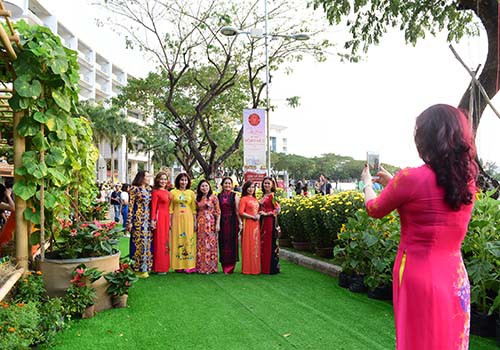 KHAI MẠC HỘI CHỢ HOA XUÂN PHÚ MỸ HƯNG TẾT KỶ HỢI 2019: GÓP XUÂN CHO ĐỜI - Ảnh 4. KHAI MẠC HỘI CHỢ HOA XUÂN PHÚ MỸ HƯNG TẾT KỶ HỢI 2019: GÓP XUÂN CHO ĐỜI - Ảnh 4.