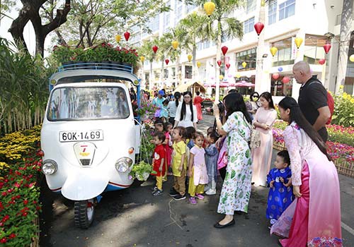 KHAI MẠC HỘI CHỢ HOA XUÂN PHÚ MỸ HƯNG TẾT KỶ HỢI 2019: GÓP XUÂN CHO ĐỜI - Ảnh 3. KHAI MẠC HỘI CHỢ HOA XUÂN PHÚ MỸ HƯNG TẾT KỶ HỢI 2019: GÓP XUÂN CHO ĐỜI - Ảnh 3.