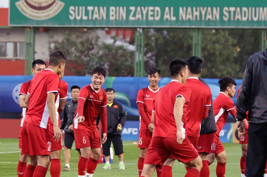 Đại sứ quán khuyến cáo CĐV sang UAE cổ vũ đội tuyển bóng đá Việt Nam - Ảnh 1.