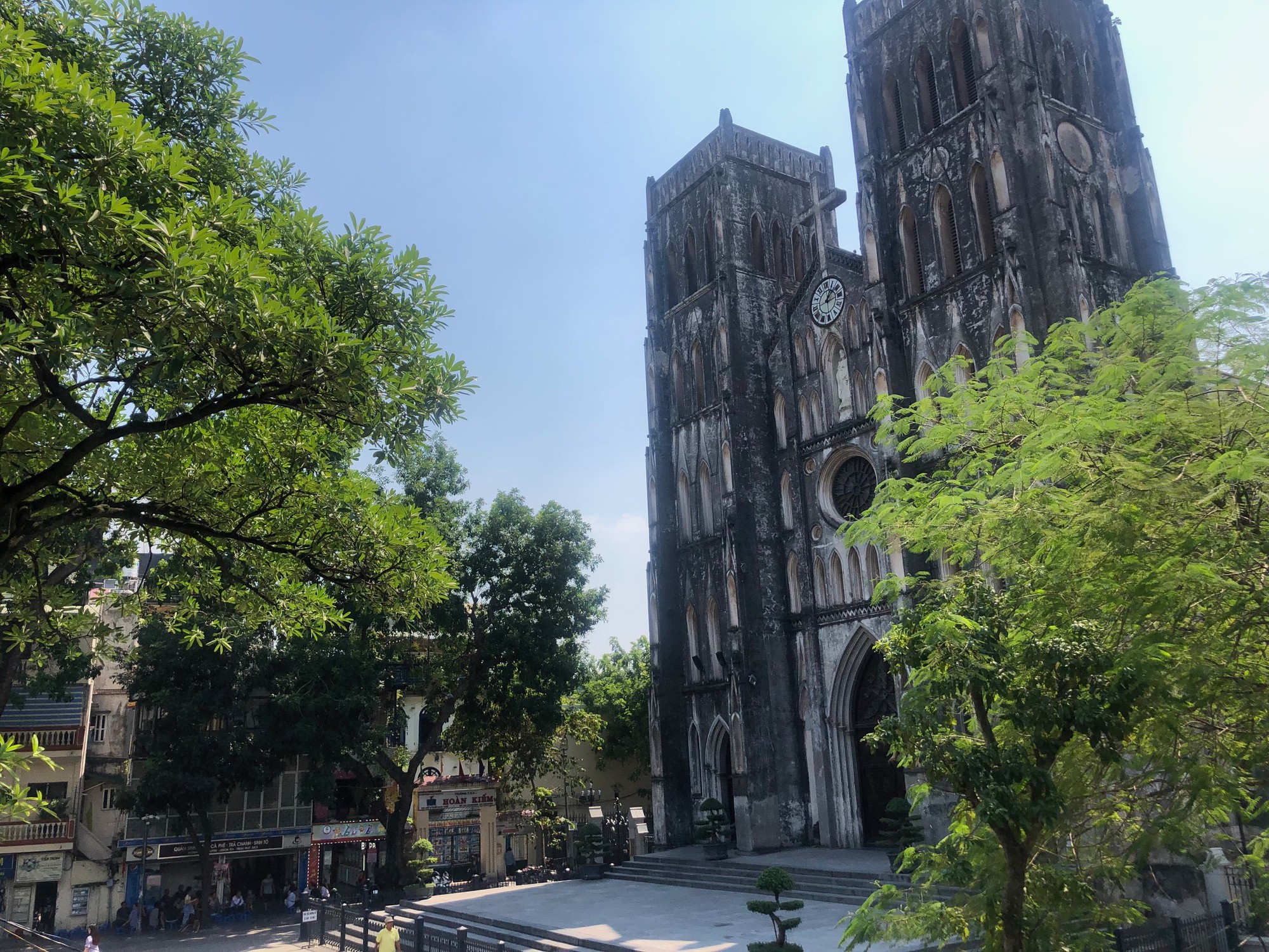 Hút thuốc trong phòng gây cháy đệm, du khách phải bồi thường 4,8 triệu đồng - Ảnh 2.
