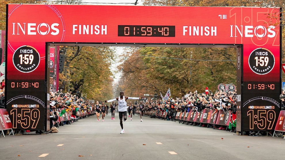 Siêu nhân Eliud Kipchoge chạy marathon dưới mốc 2 giờ - Ảnh 10.