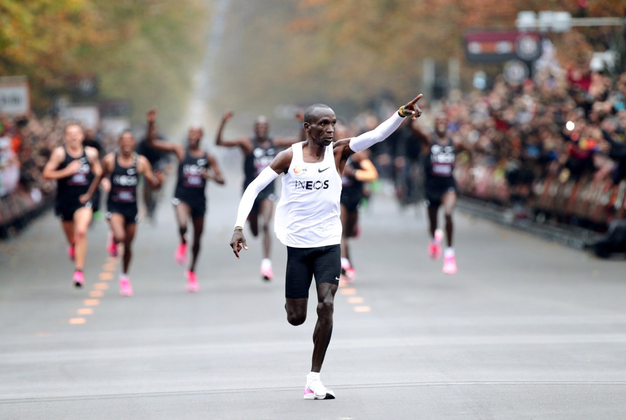 Siêu nhân Eliud Kipchoge chạy marathon dưới mốc 2 giờ - Ảnh 8.