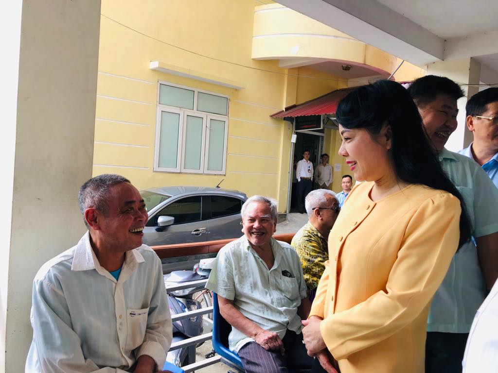 Bộ trưởng Nguyễn Thị Kim Tiến trò chuyện với người dân về chất lượng dịch vụ y tế - Ảnh 7.