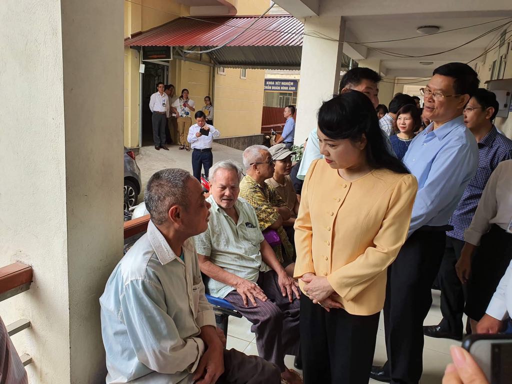 Bộ trưởng Nguyễn Thị Kim Tiến trò chuyện với người dân về chất lượng dịch vụ y tế - Ảnh 5.