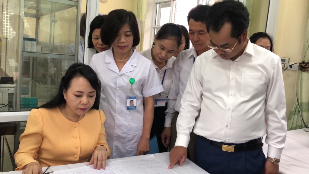 Bộ trưởng Nguyễn Thị Kim Tiến trò chuyện với người dân về chất lượng dịch vụ y tế - Ảnh 9.