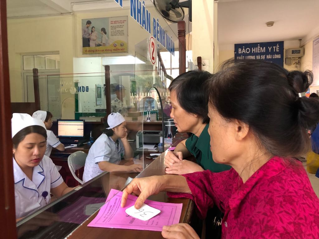 Bộ trưởng Nguyễn Thị Kim Tiến trò chuyện với người dân về chất lượng dịch vụ y tế - Ảnh 4.