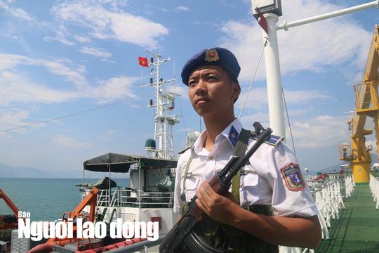 Cảnh sát biển đồng hành với ngư dân Khánh Hòa - Ảnh 3.
