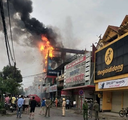 Cháy lớn ở siêu thị điện máy Dũng Loan, gây thiệt hại lớn - Ảnh 1.