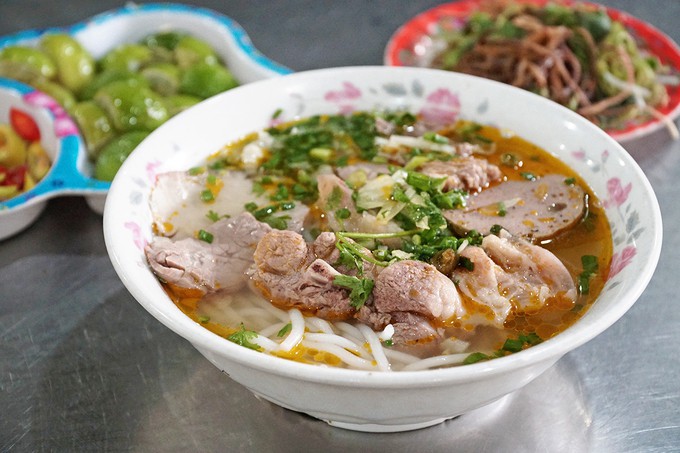 Báo nước ngoài gợi ý 10 quán bún bò Huế ngon ở TP HCM - Ảnh 1.