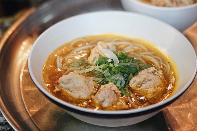 Báo nước ngoài gợi ý 10 quán bún bò Huế ngon ở TP HCM - Ảnh 3.