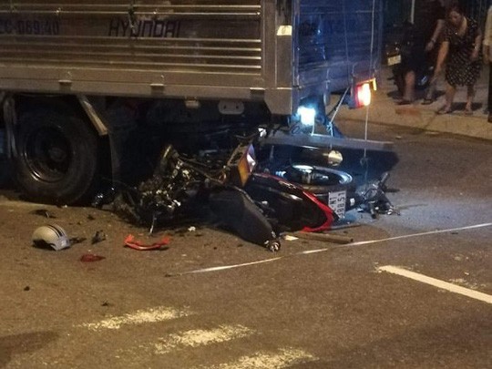 Xe máy nát bét sau cú tông vào xe tải, thanh niên tử nạn - Ảnh 1.