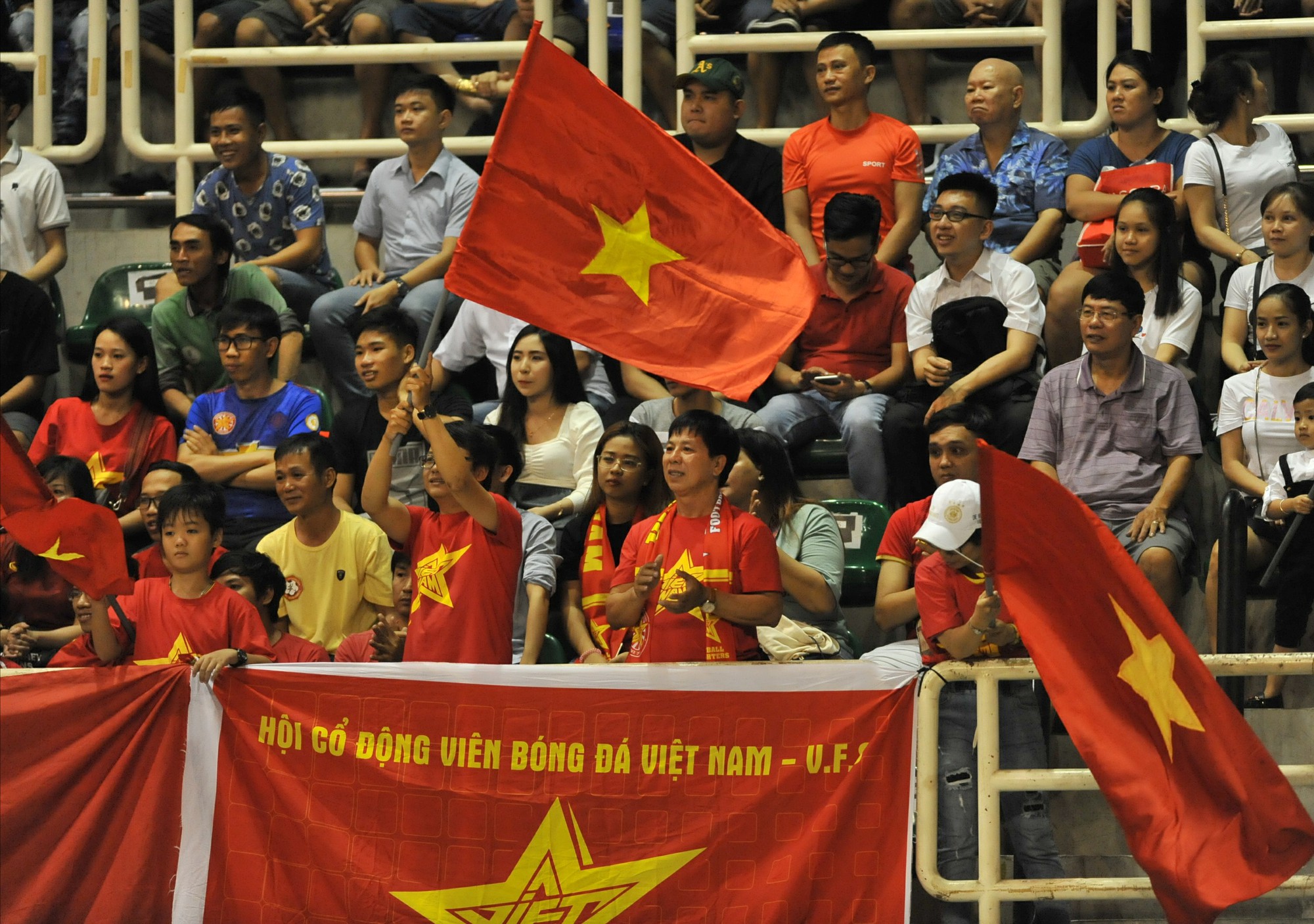 Hình ảnh này sẽ cho bạn những cách xếp lá cờ Việt Nam độc đáo và mới lạ nhất. Bạn sẽ học được cách tạo nên những hình ảnh đa dạng với lá cờ Việt Nam, mang ý nghĩa sâu sắc. Hãy tham gia cùng chúng tôi để trao dồi kỹ năng và thỏa mãn niềm đam mê yêu nước của bạn nào!
