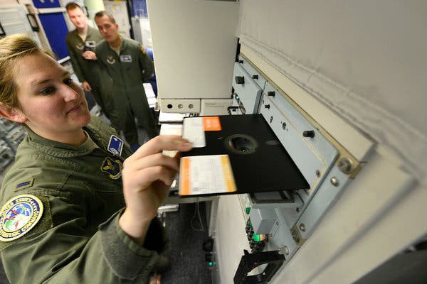 Vũ khí hạt nhân của Mỹ được vận hành mà không cần đĩa mềm - Ảnh 1. Vũ khí hạt nhân của Mỹ được vận hành mà không cần đĩa mềm - Ảnh 1.