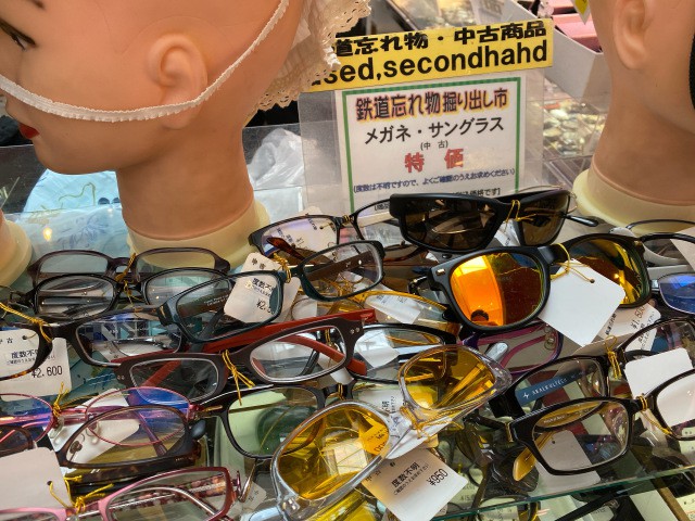Khu chợ chuyên bán đồ bỏ quên trên tàu điện ngầm ở Nhật - Ảnh 2.