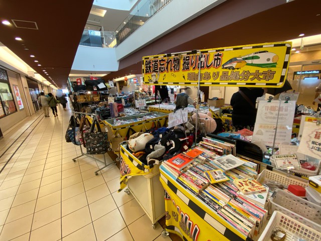 Khu chợ chuyên bán đồ bỏ quên trên tàu điện ngầm ở Nhật - Ảnh 5.