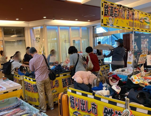 Khu chợ chuyên bán đồ bỏ quên trên tàu điện ngầm ở Nhật - Ảnh 6.