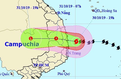 Tâm bão số 5 ở ngay trên vùng biển ven bờ các tỉnh Quảng Ngãi-Phú Yên - Ảnh 1.