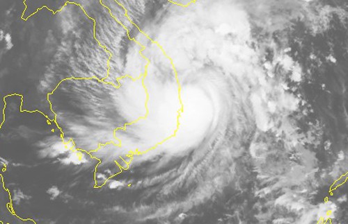 Tâm bão số 5 ở ngay trên vùng biển ven bờ các tỉnh Quảng Ngãi-Phú Yên - Ảnh 2.