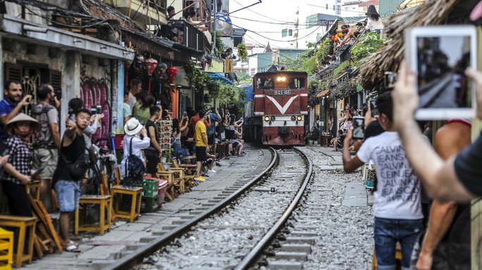 Bộ Giao thông vận tải đề nghị Hà Nội giải tán các tụ điểm cà phê, chụp ảnh trên đường sắt - Báo Người lao động