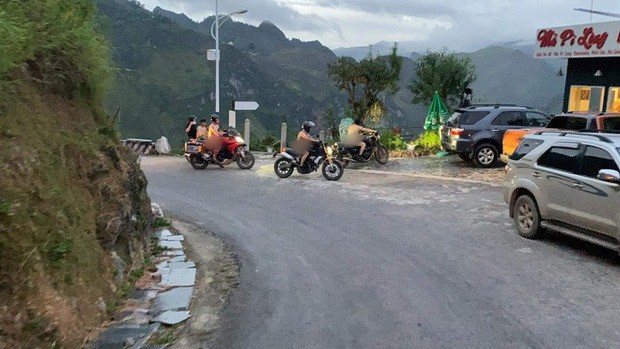 Xác minh thông tin nhóm người đàn ông khỏa thân đi xe máy, làm lố ở danh thắng Mã Pí Lèng - Ảnh 2. Xác minh thông tin nhóm người đàn ông khỏa thân đi xe máy, làm lố ở danh thắng Mã Pí Lèng - Ảnh 2.