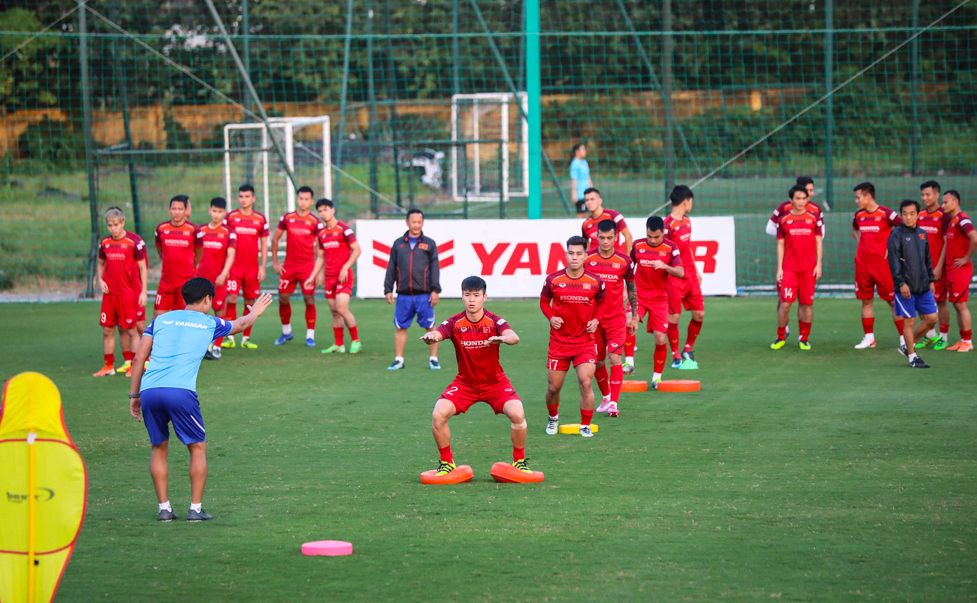 Cận cảnh đội tuyển Việt Nam tập luyện trước tái đấu Thái Lan - Báo Người  lao động