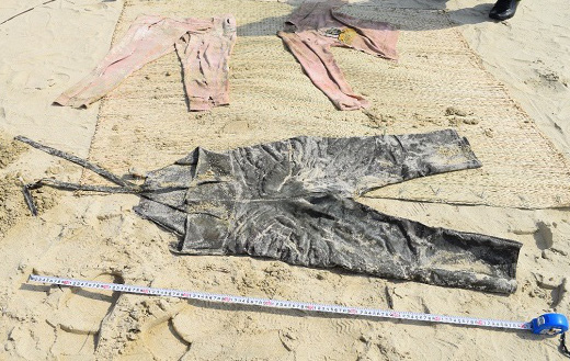 Cô gái mất đầu trôi vào bãi biển mặc đồ bảo hộ có chữ Trung Quốc - Ảnh 2.